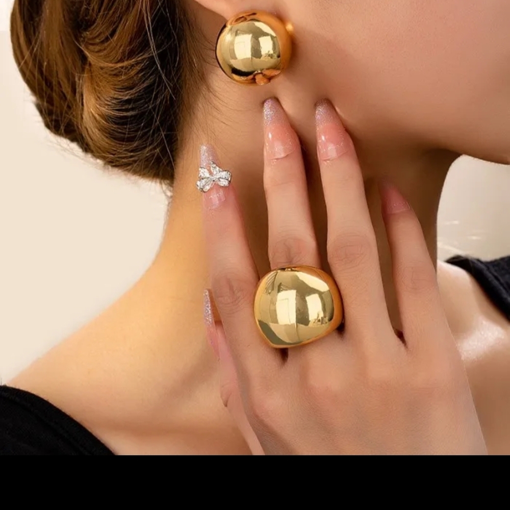 Elegant Gold Women's Jewelry Set - Picture 2 of 2